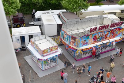 Blick von oben auf den Fehntjer Markt und auf Rhauderfehn - Bild 4