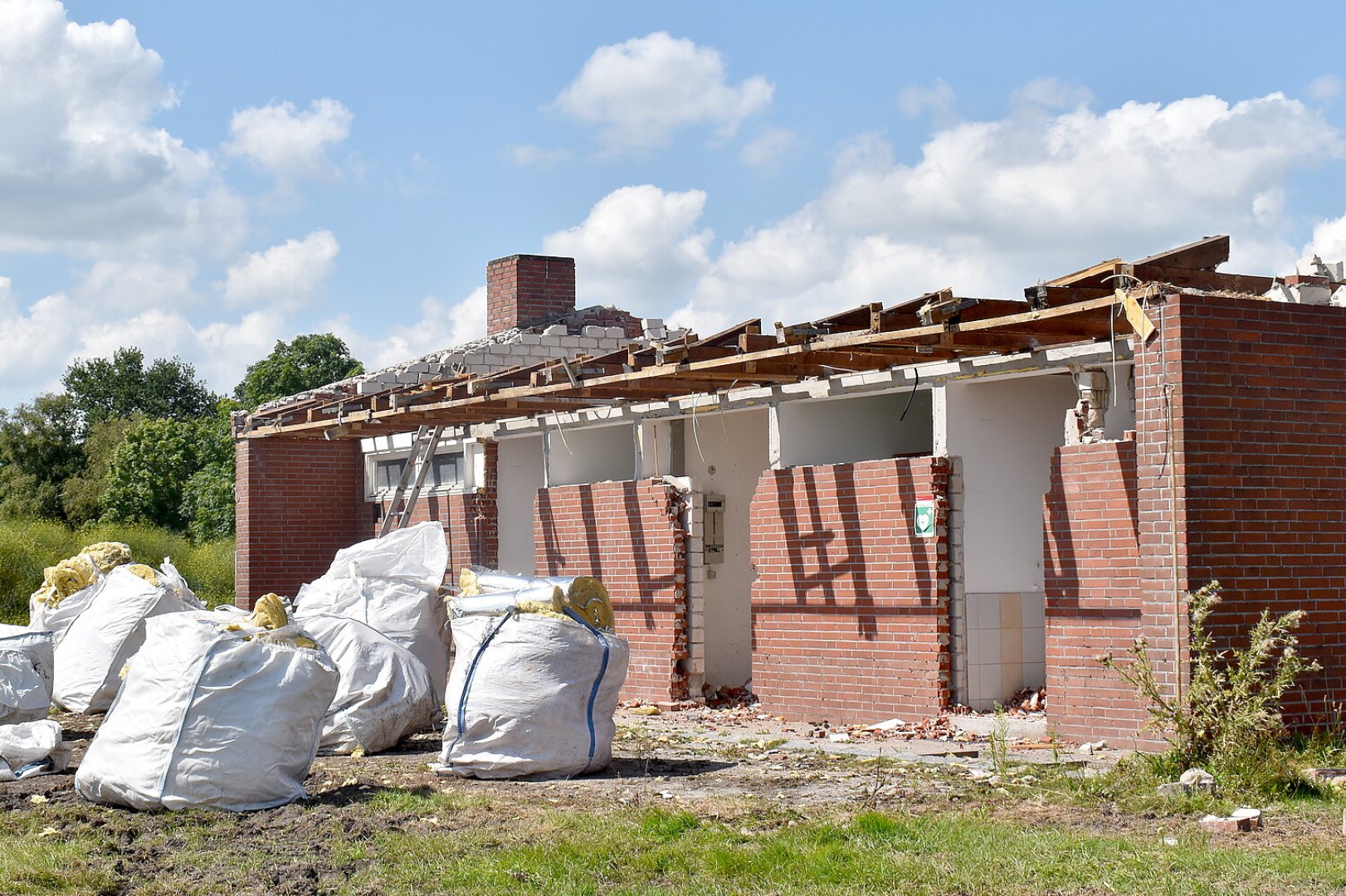 Abbau des Sportplatzes in Holterfehn - Bild 1