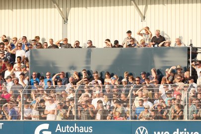 Kickers Emden siegt vor Mega-Kulisse - Bild 4