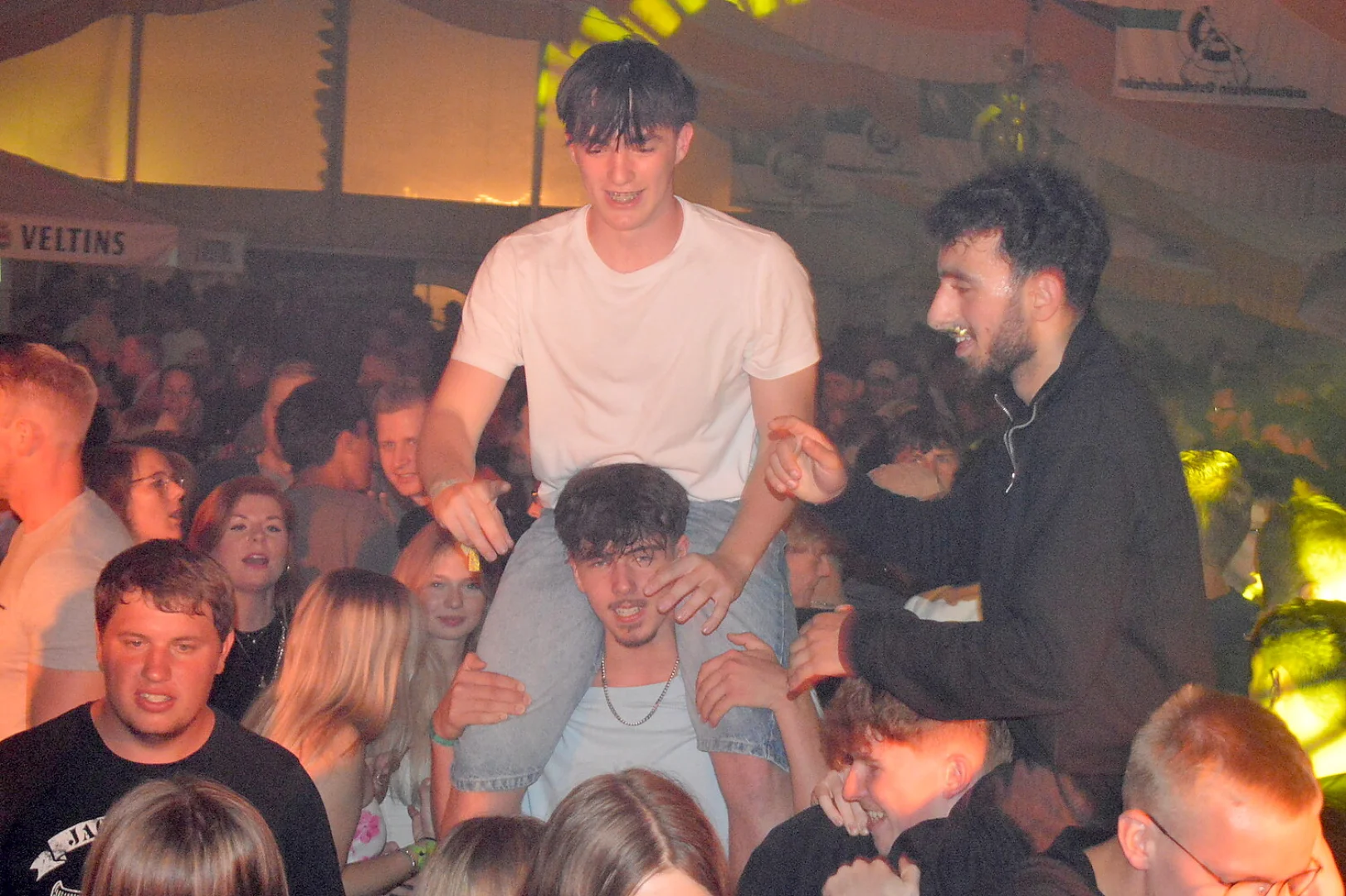 Zeltparty auf Ostrhauderfehner Schützenfest - Bild 62