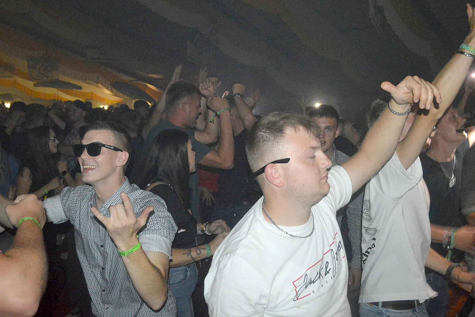 Zeltparty auf Ostrhauderfehner Schützenfest - Bild 85