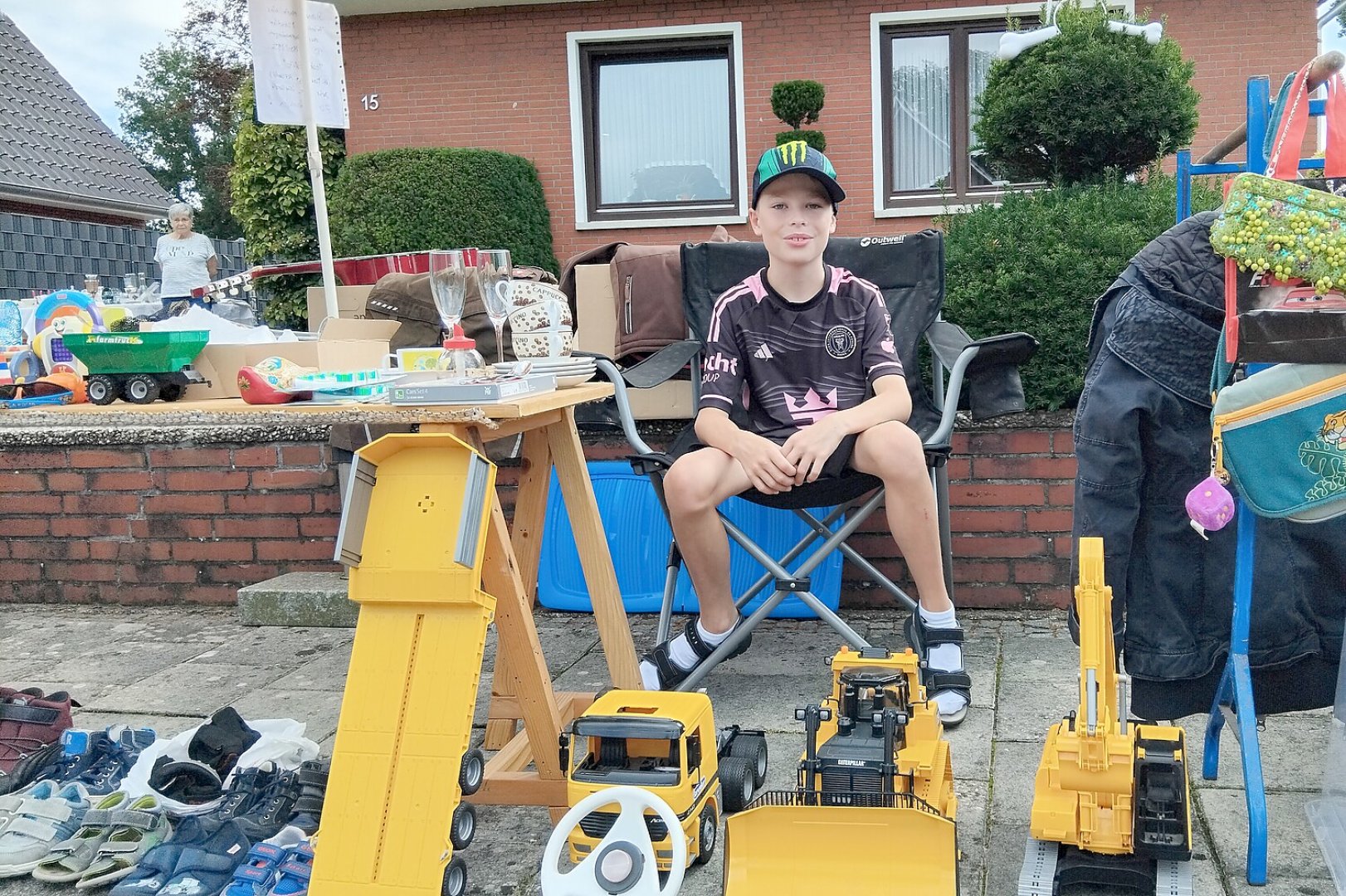 Bummeln und feilschen beim Flohmarkt in Collinghorst - Bild 1