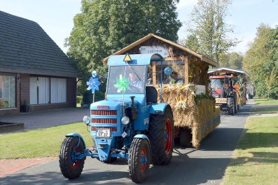 Tolle Stimmung auf den 27 Erntewagen - Bild 24
