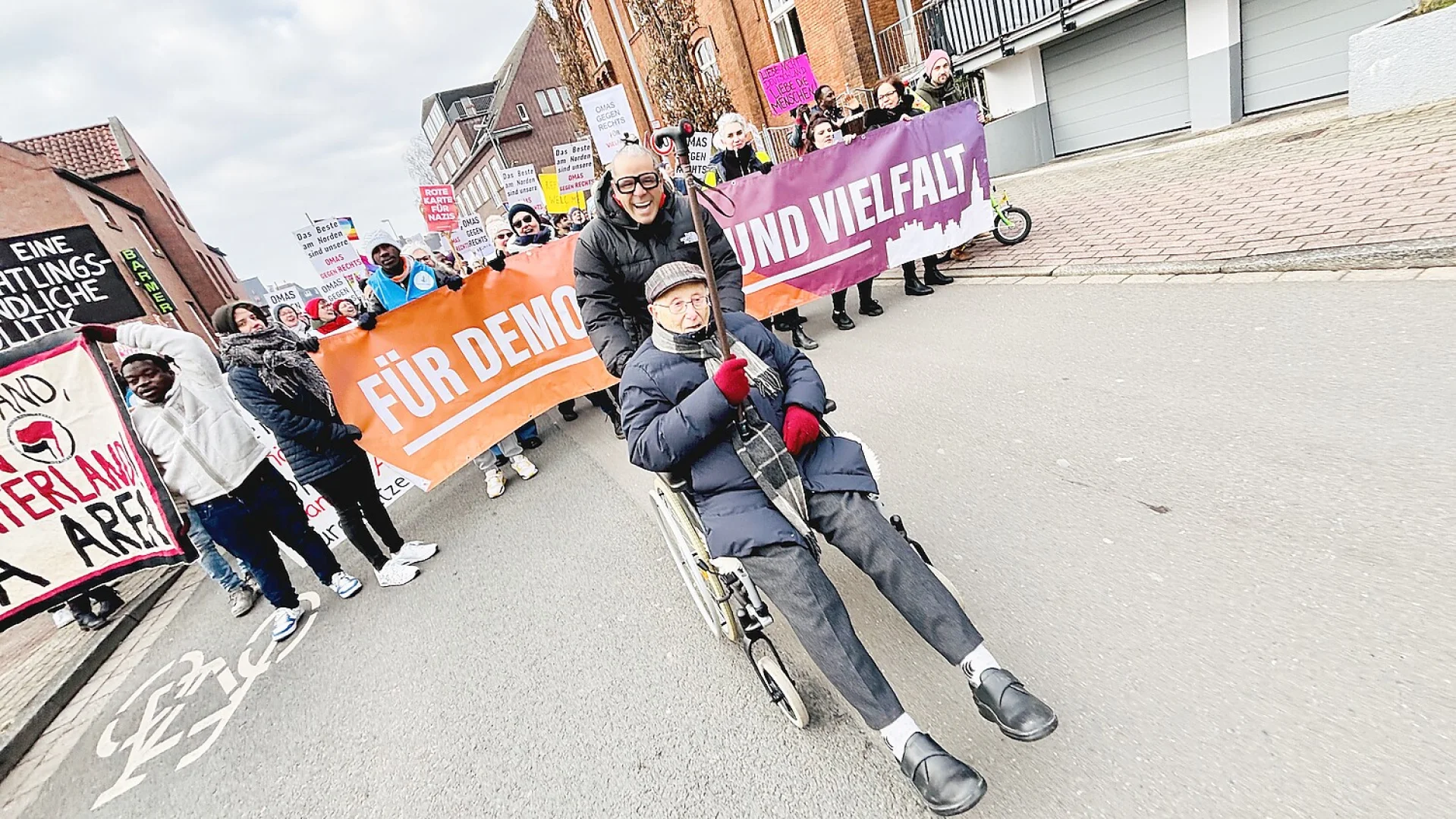 Mehr als 1500 Menschen bei Demonstration in Leer - Bild 7