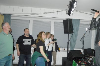 Gute Stimmung bei Konzert in Rhauderfehn - Bild 4