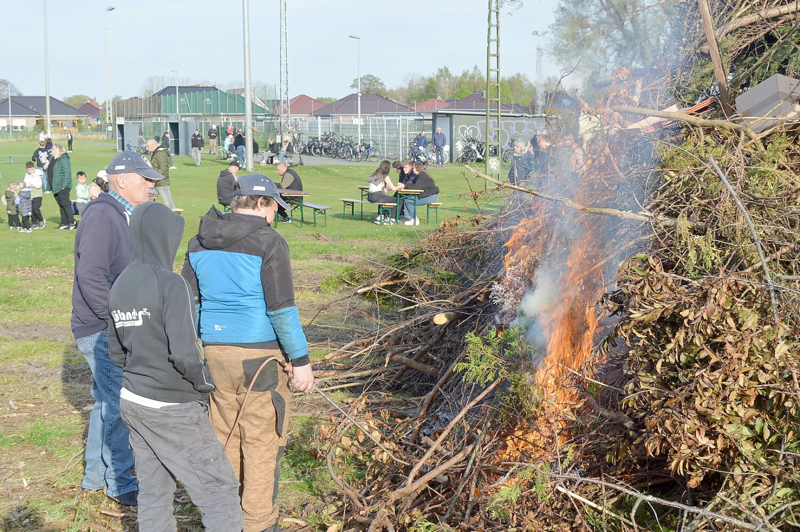 Osterfeuer in Ostrhauderfehn  - Bild 1