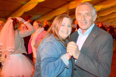 Zeltparty am Samstag in Flachsmeer - Bild 2