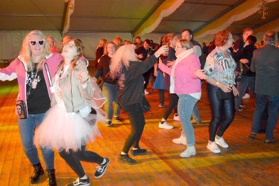 Zeltparty am Samstag in Flachsmeer - Bild 3