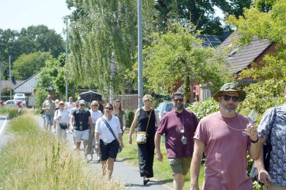 Hohe Temperaturen hielten Weinliebhaber nicht von Wanderung ab - Bild 4