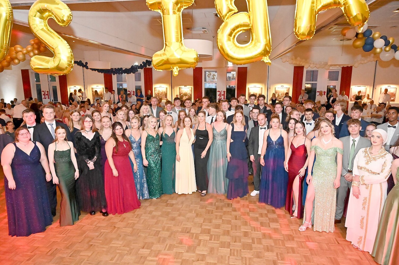 Die schönsten Bilder vom Abi-Ball des Albrecht-Weinberg-Gymnasiums - Bild 34