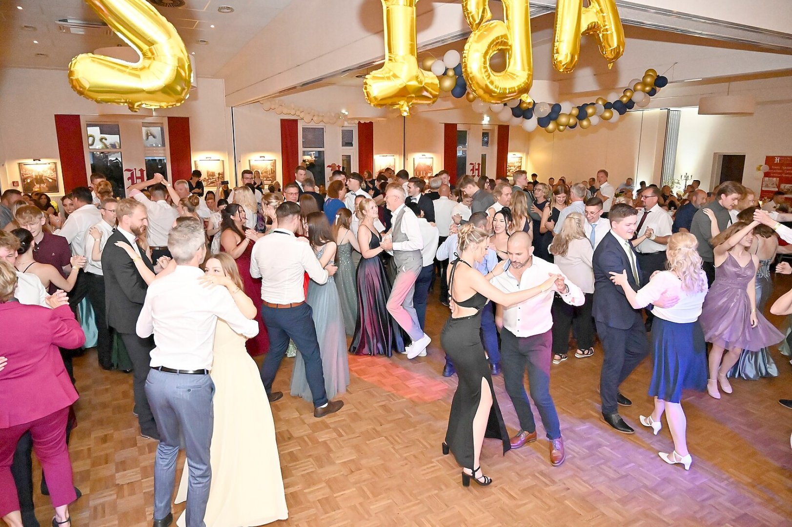 Die schönsten Bilder vom Abi-Ball des Albrecht-Weinberg-Gymnasiums - Bild 35