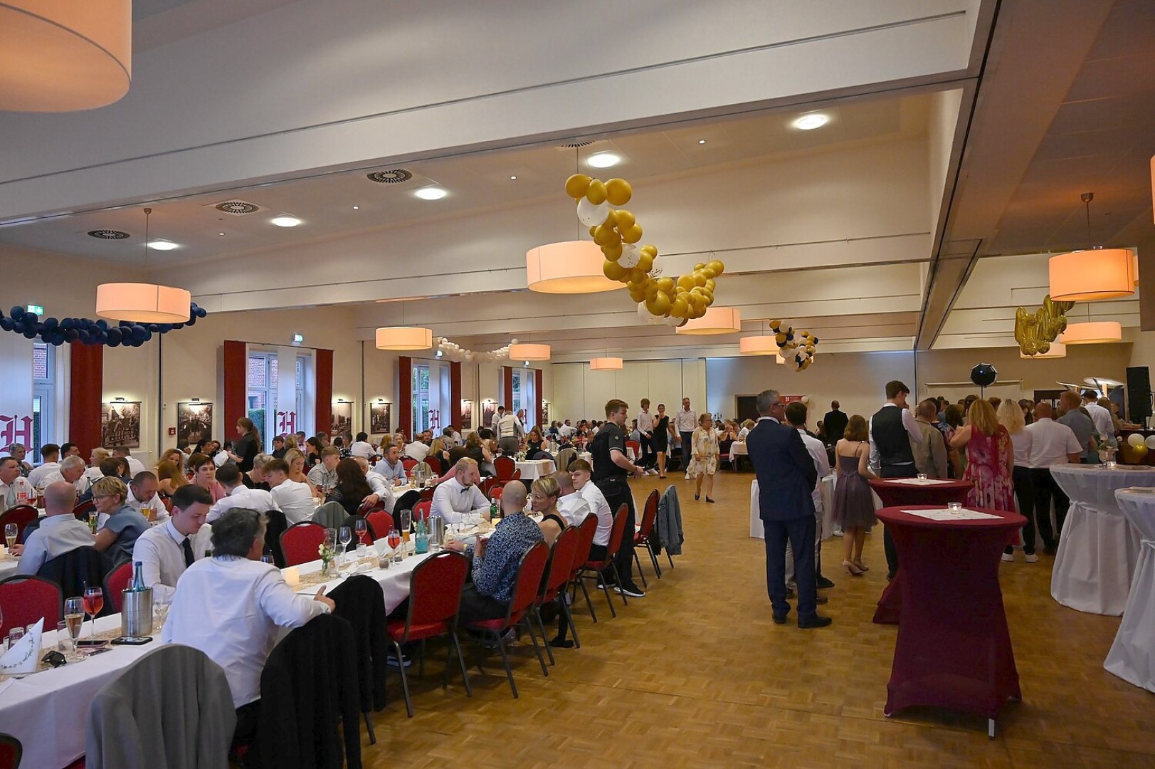 Die schönsten Bilder vom Abi-Ball des Albrecht-Weinberg-Gymnasiums - Bild 1