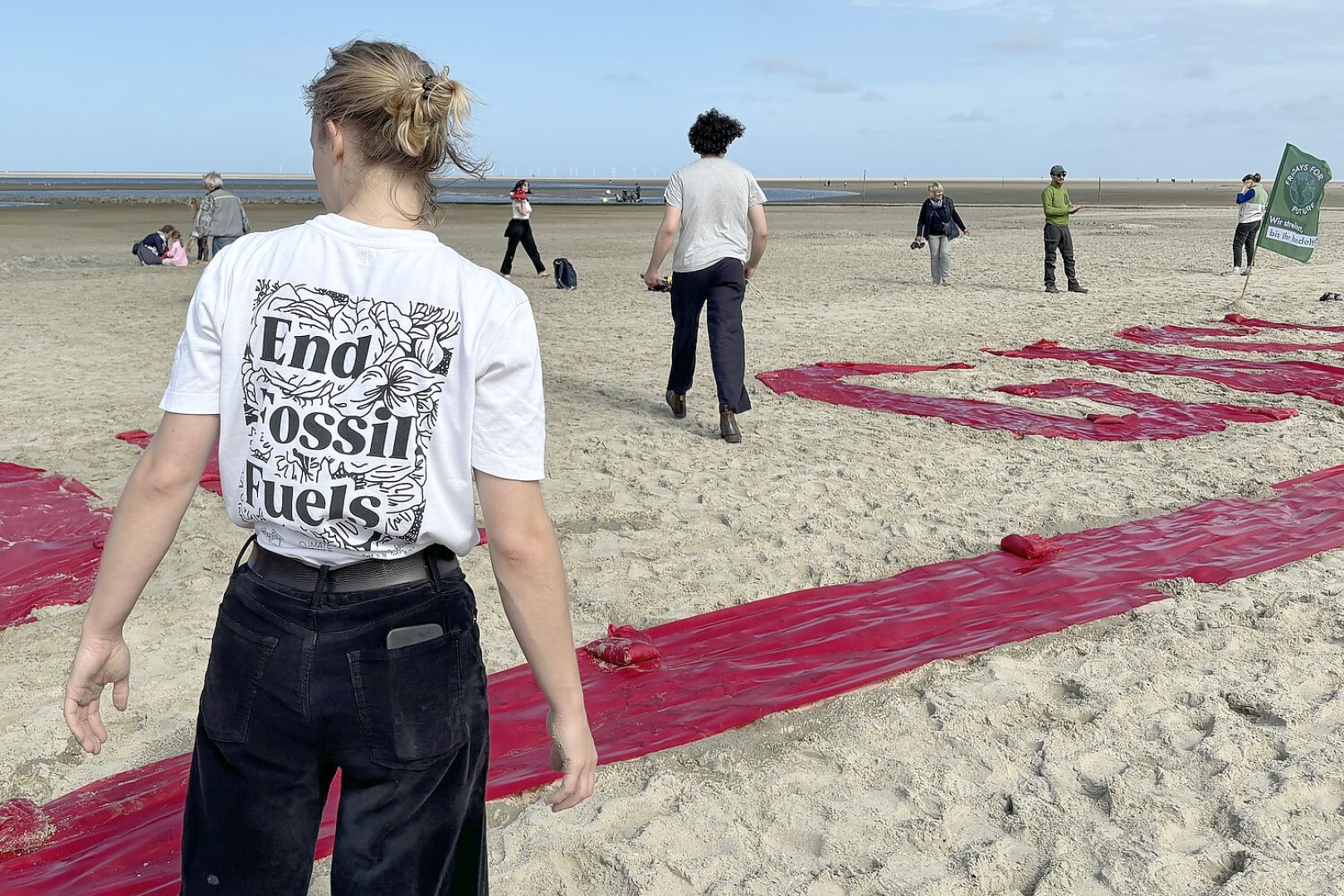 Klimaaktivisten, Insulaner und Touristen protestieren auf Borkum gegen Erdgas-Projekt - Bild 1