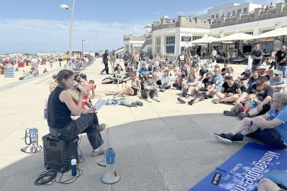 Klimaaktivisten, Insulaner und Touristen protestieren auf Borkum gegen Erdgas-Projekt - Bild 2