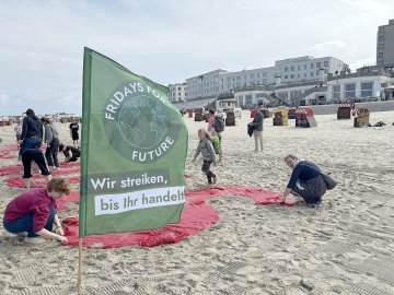 Klimaaktivisten, Insulaner und Touristen protestieren auf Borkum gegen Erdgas-Projekt - Bild 4