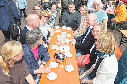 Größte Teetafel in der Stadt Leer lockte hunderte Gäste an - Bild 2