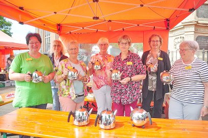 Größte Teetafel in der Stadt Leer lockte hunderte Gäste an - Bild 3