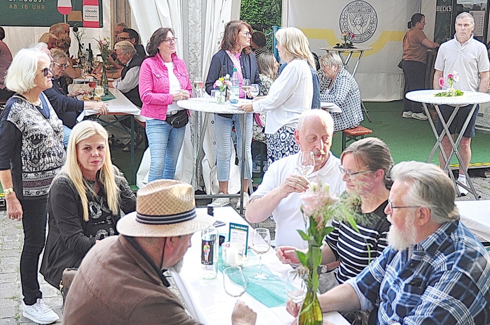 So war der Freitag beim Weinfest in Leer  - Bild 19