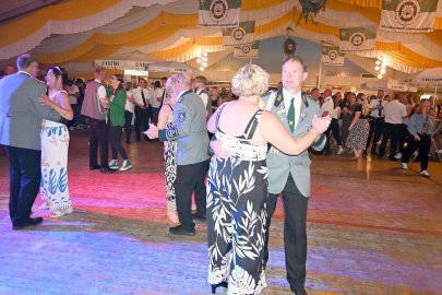 Ostrhauderfehner Schützen hatten tollen Festball - Bild 3