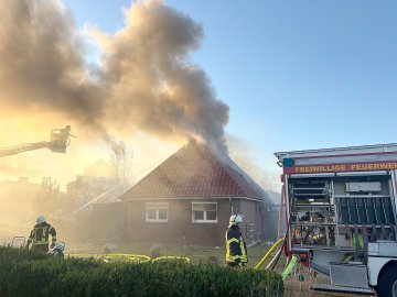 Feuer zerstört Wohnhaus in Ostrhauderfehn - Bild 4