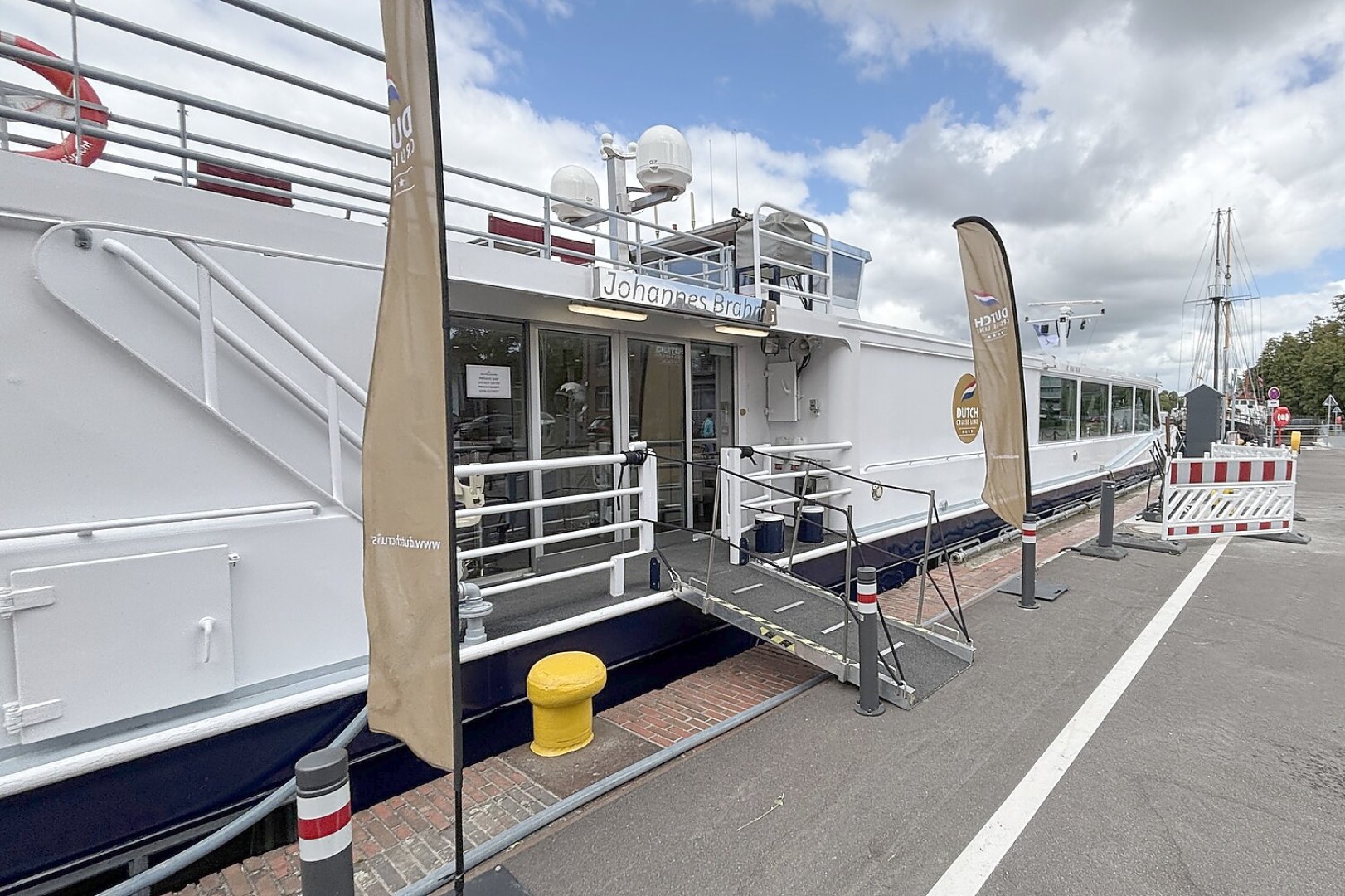 Flusskreuzer dreht Runde im Leeraner Hafen - Bild 1