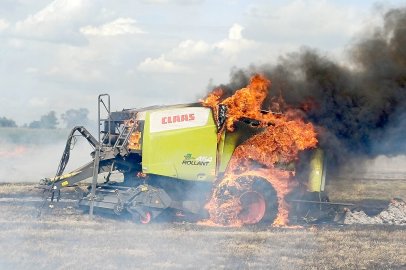 Feuerwehr im Einsatz: Ballenpresse brennt auf Getreidefeld in Diele - Bild 2