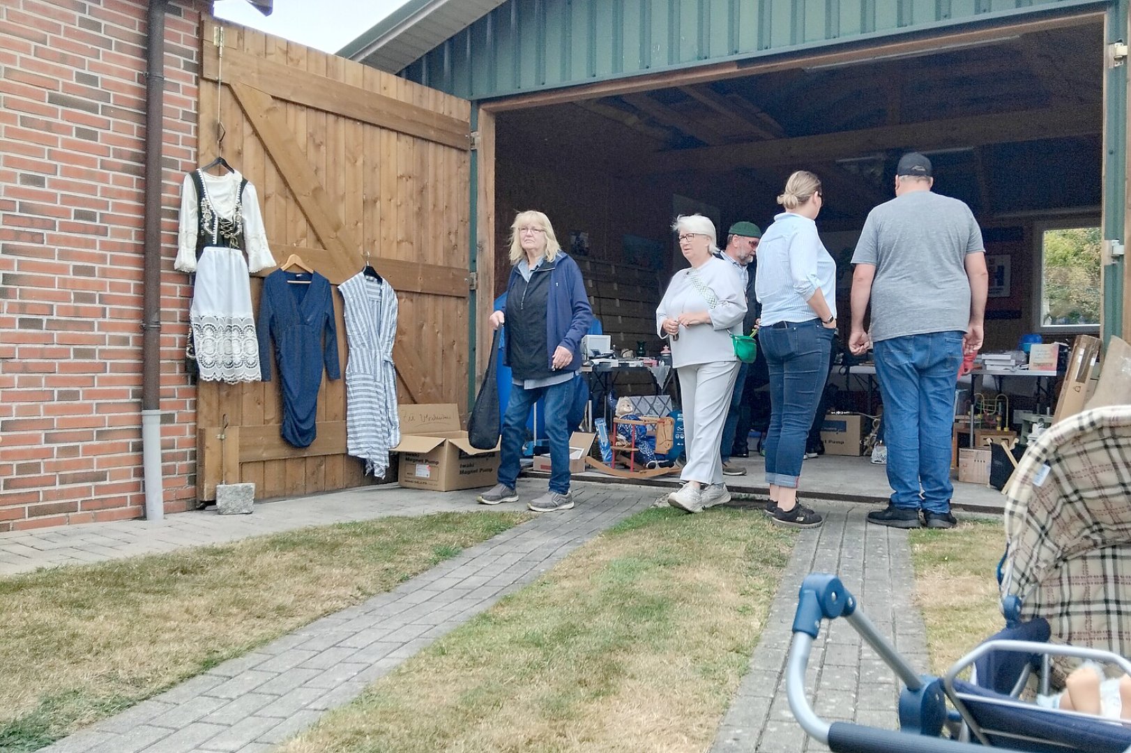 Flohmarkt in Rhauderfehn lockt viele Besucher an - Bild 1
