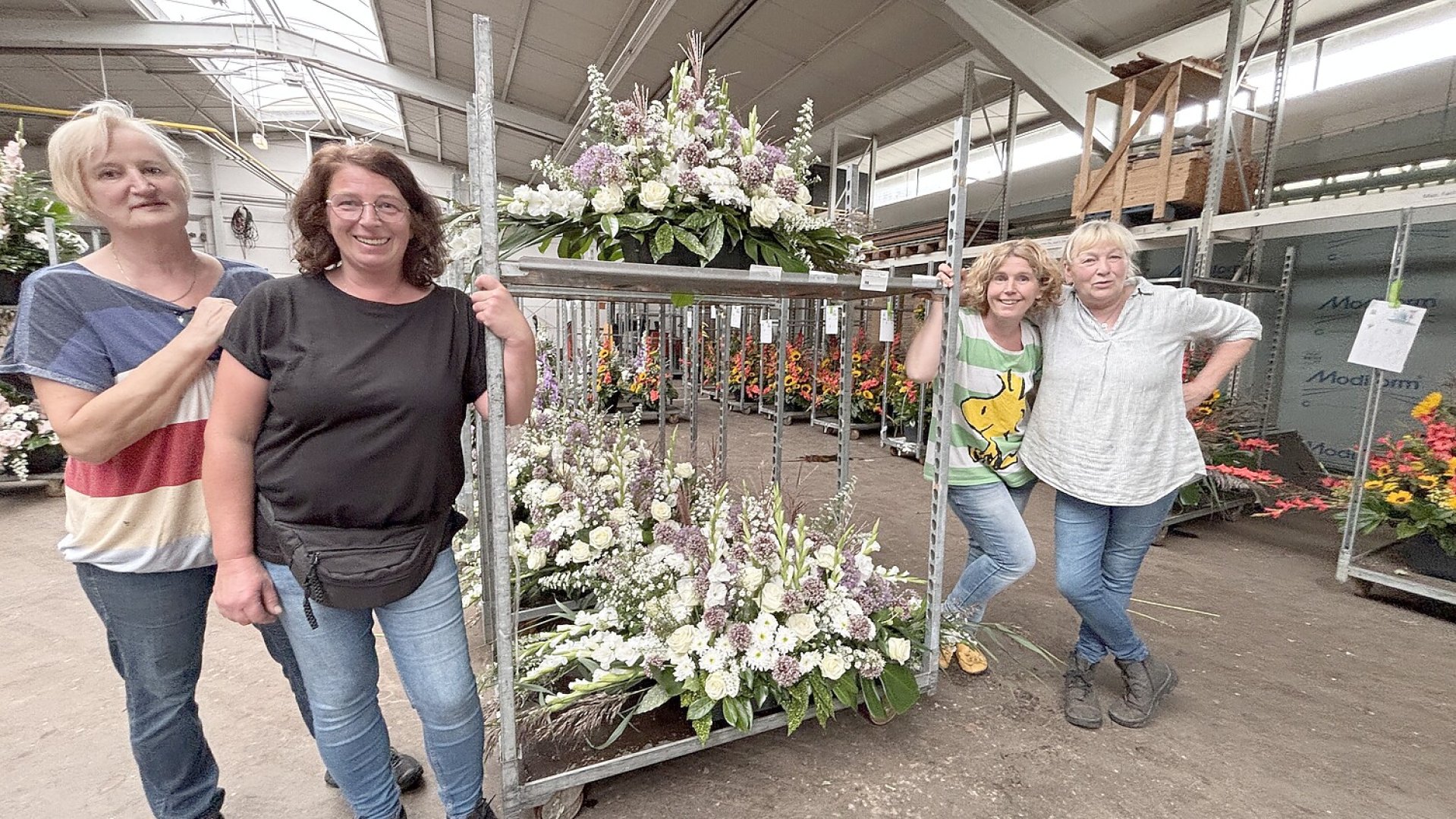 Bildergalerie vom Blütenstecken für den Korso in Wiesmoor - Bild 10