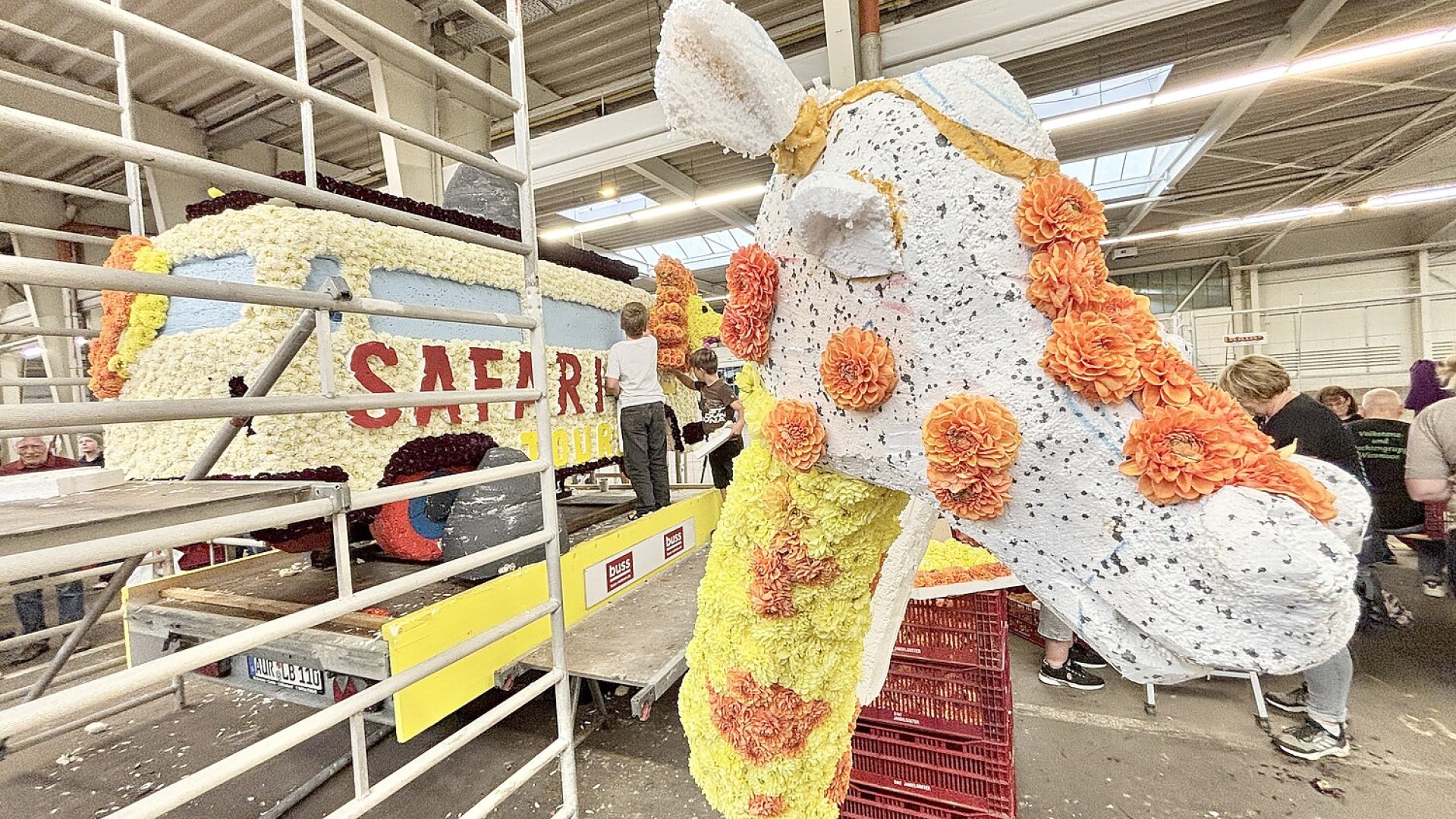 Bildergalerie vom Blütenstecken für den Korso in Wiesmoor - Bild 12