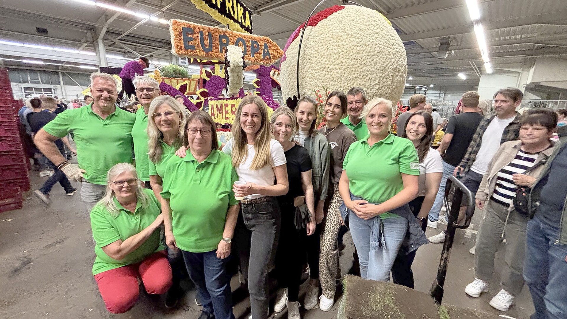 Bildergalerie vom Blütenstecken für den Korso in Wiesmoor - Bild 27