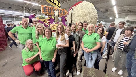 Bildergalerie vom Blütenstecken für den Korso in Wiesmoor - Bild 27