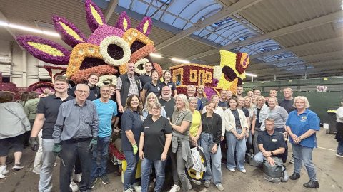 Bildergalerie vom Blütenstecken für den Korso in Wiesmoor - Bild 29