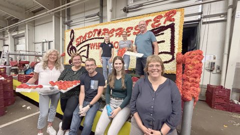 Bildergalerie vom Blütenstecken für den Korso in Wiesmoor - Bild 38