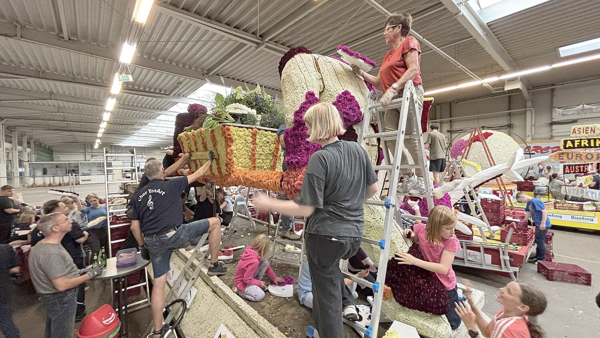 Bildergalerie vom Blütenstecken für den Korso in Wiesmoor - Bild 40