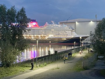 Überführung der „Disney Destiny“ - Bild 4