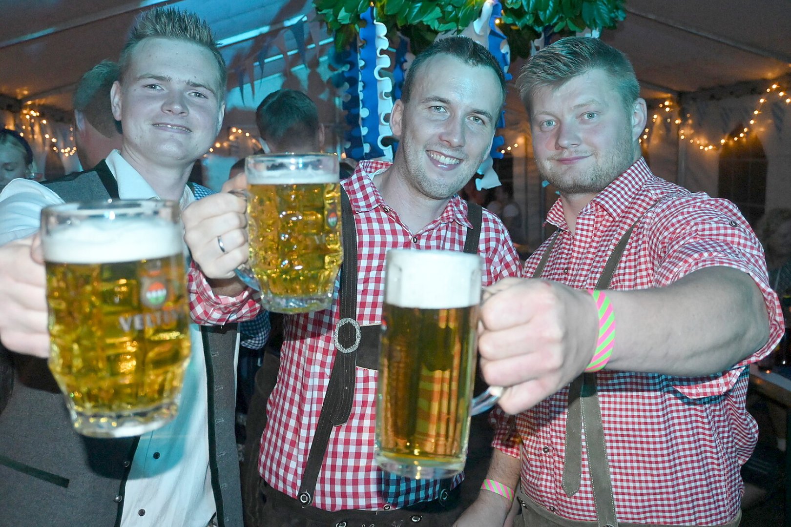 Ausgelassene Stimmung auf dem Oktoberfest - Bild 1
