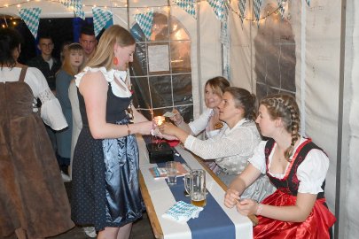 Ausgelassene Stimmung auf dem Oktoberfest - Bild 2