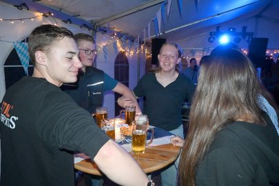 Ausgelassene Stimmung auf dem Oktoberfest - Bild 4