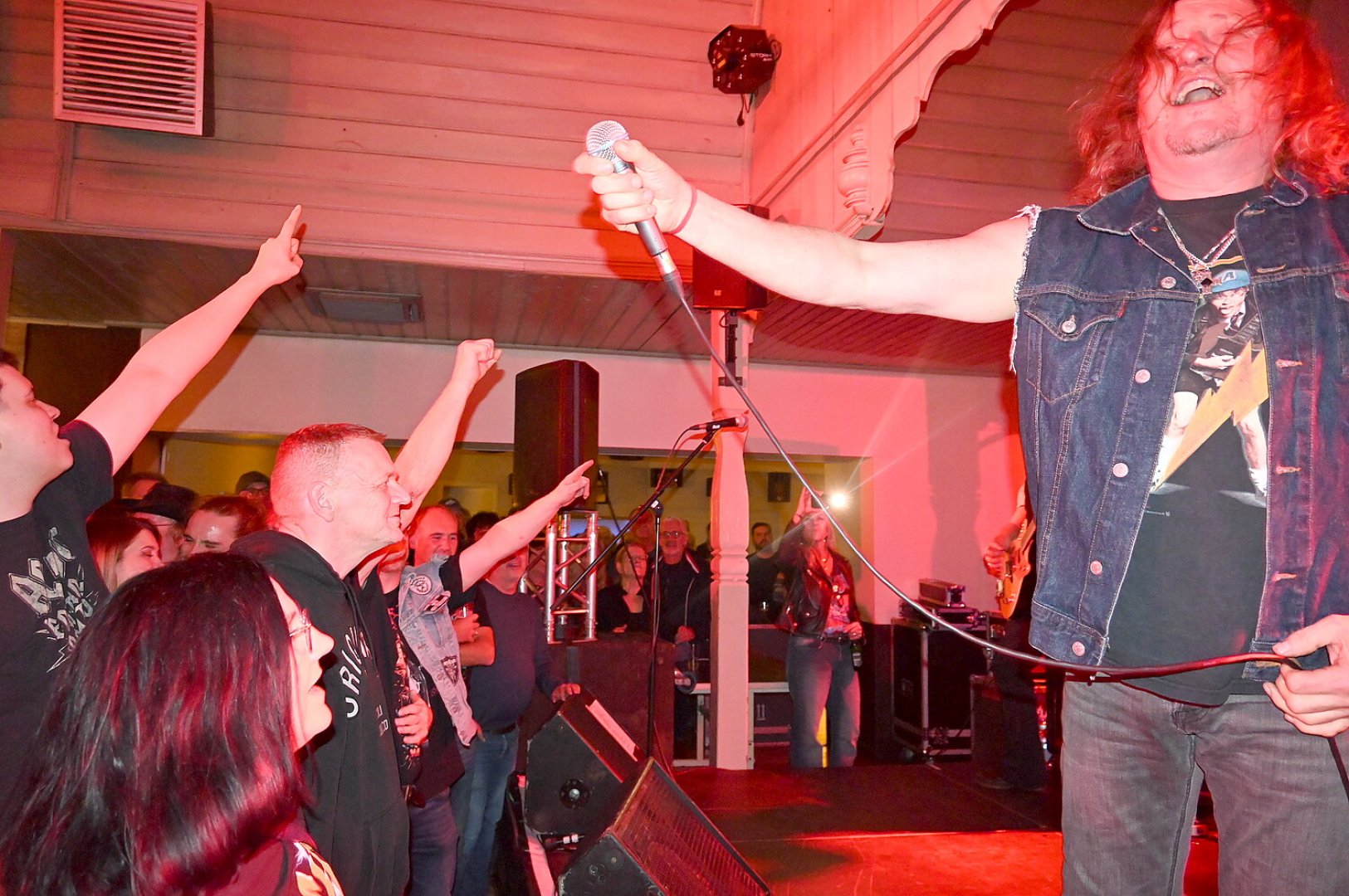 "Dirty Deeds" traten in Marienheil auf - Bild 1