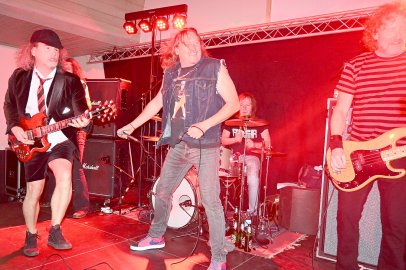 "Dirty Deeds" traten in Marienheil auf - Bild 4