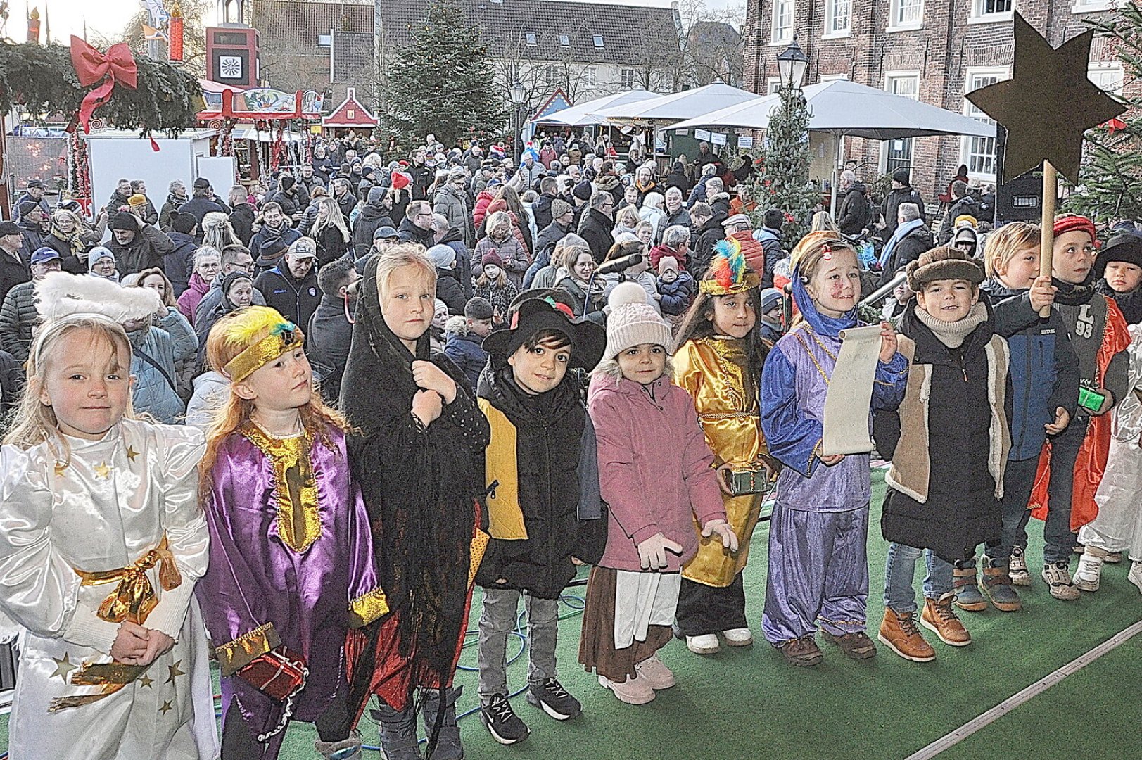 Die Bilder vom Wiehnachtsmarkt achter d´Waag in Leer - Bild 1