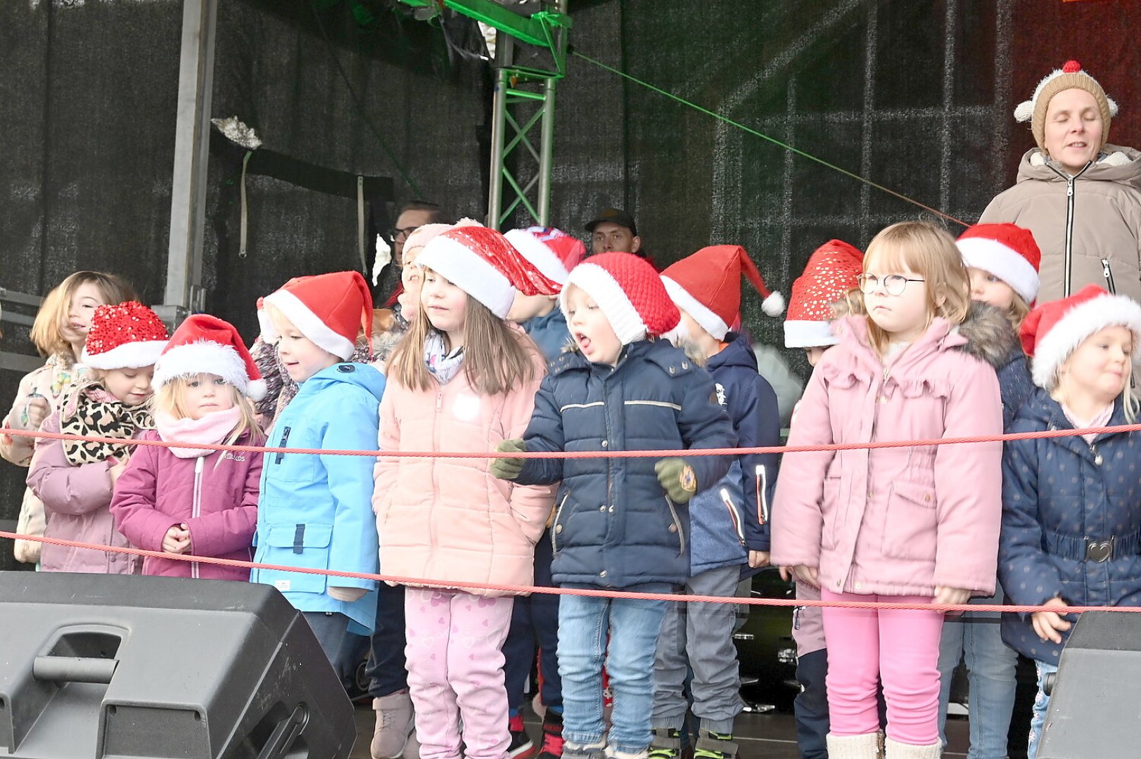 Festliche Stimmung beim Weihnachtsmarkt in Völlenerfehn - Bild 1