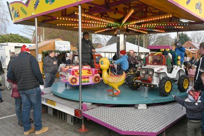 Festliche Stimmung beim Weihnachtsmarkt in Völlenerfehn - Bild 4