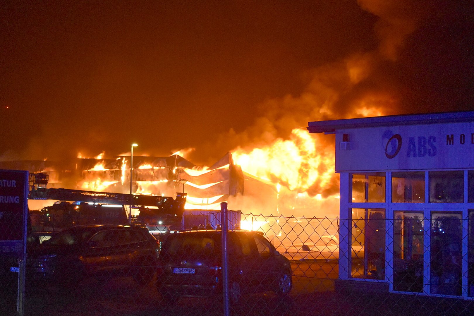 Brand eines Möbelhauses - Bild 1