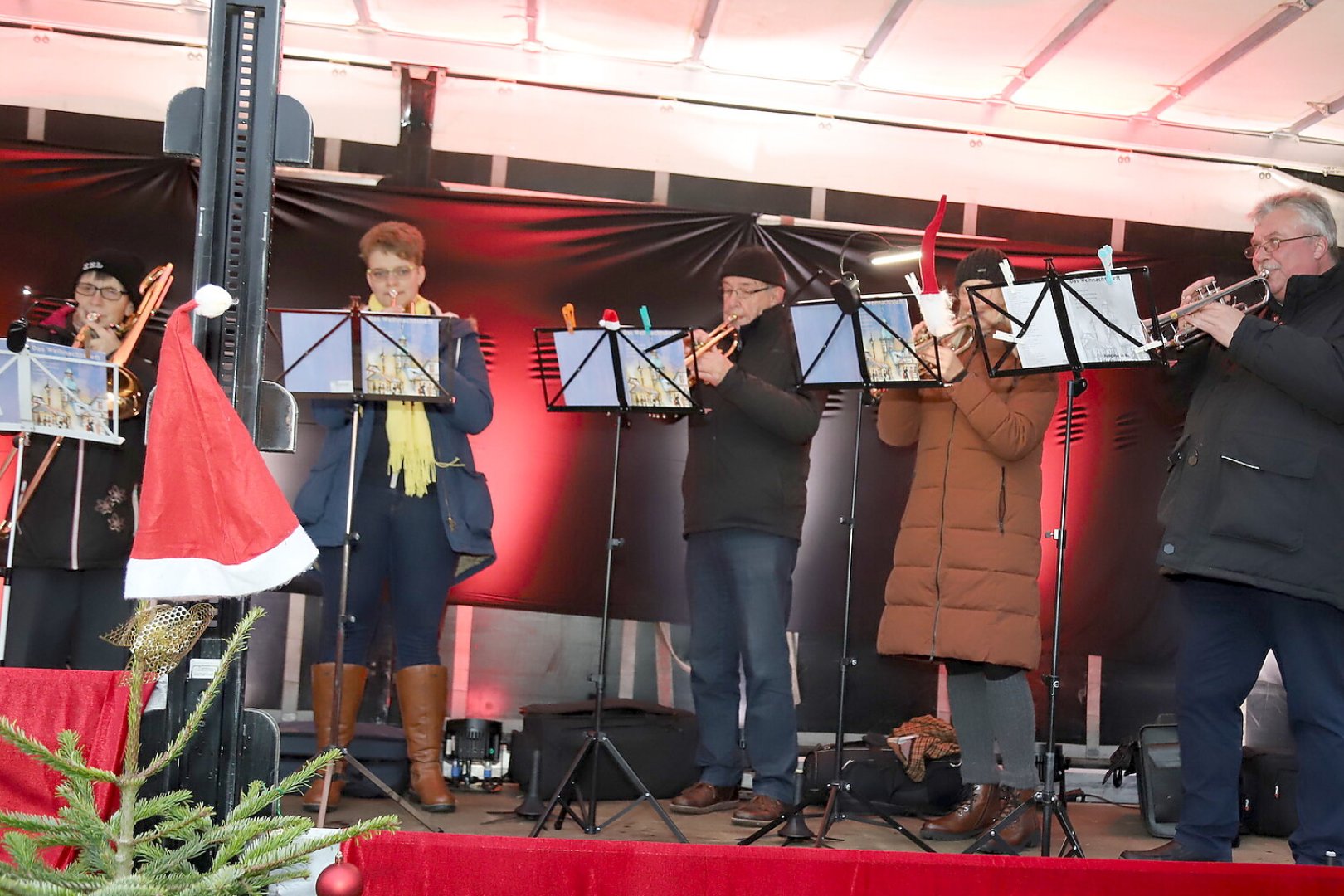 Viel los auf dem Weihnachtsmarkt Elisabethfehn - Bild 1