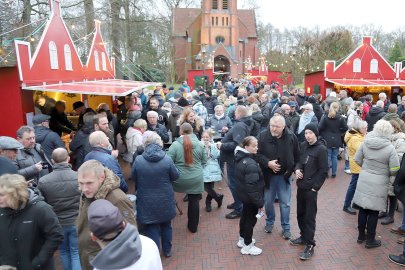 Viel los auf dem Weihnachtsmarkt Elisabethfehn - Bild 2