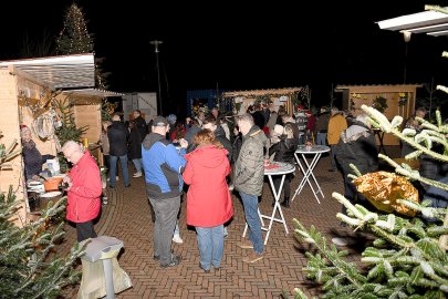 Adventstreff auf dem Dorfplatz in Hesel - Bild 2