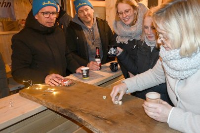 Hunderte Besucher beim Weihnachtsmarkt in Rhaudermoor - Bild 2