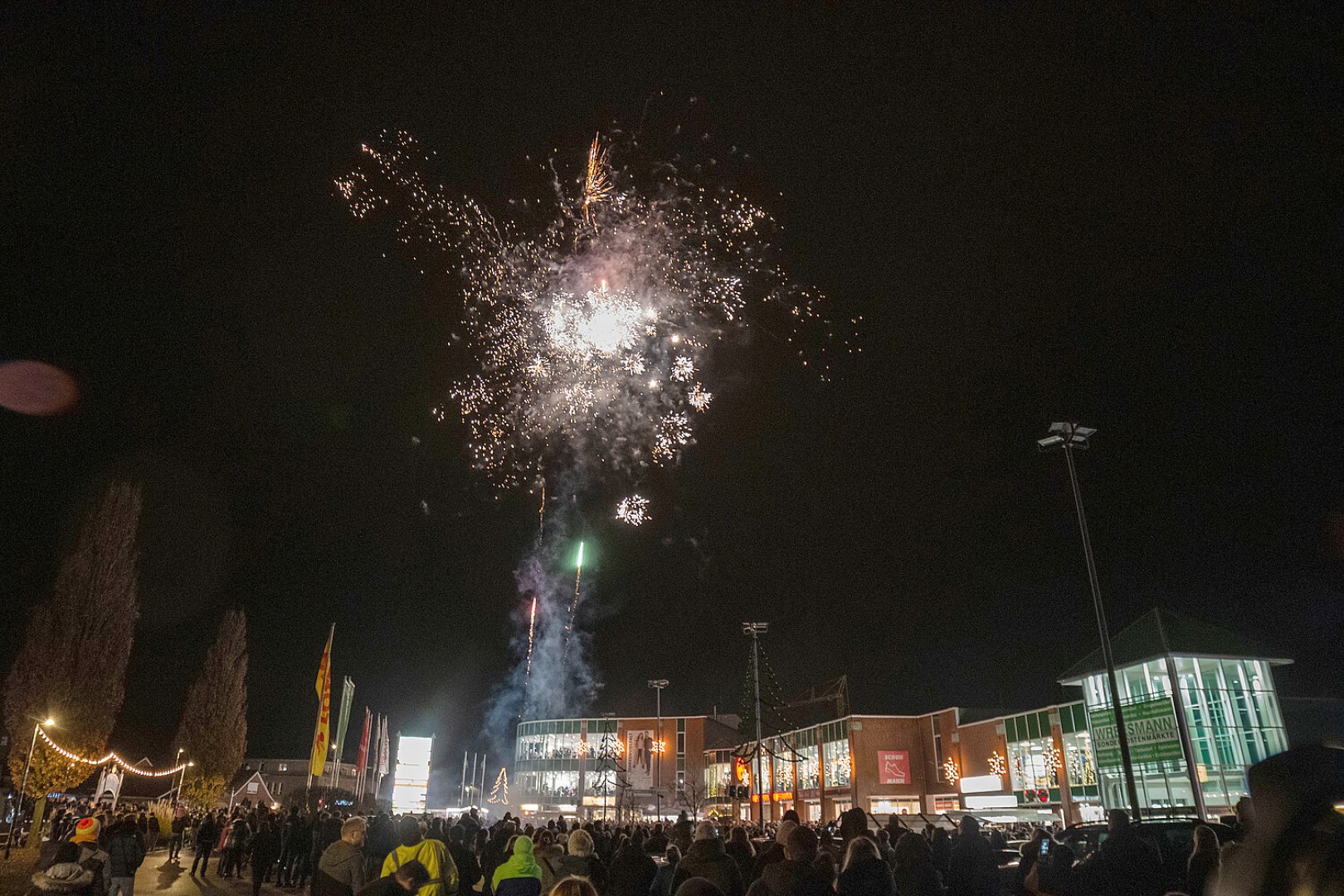 Feuerwerksshow in Ostrhauderfehn - Bild 1