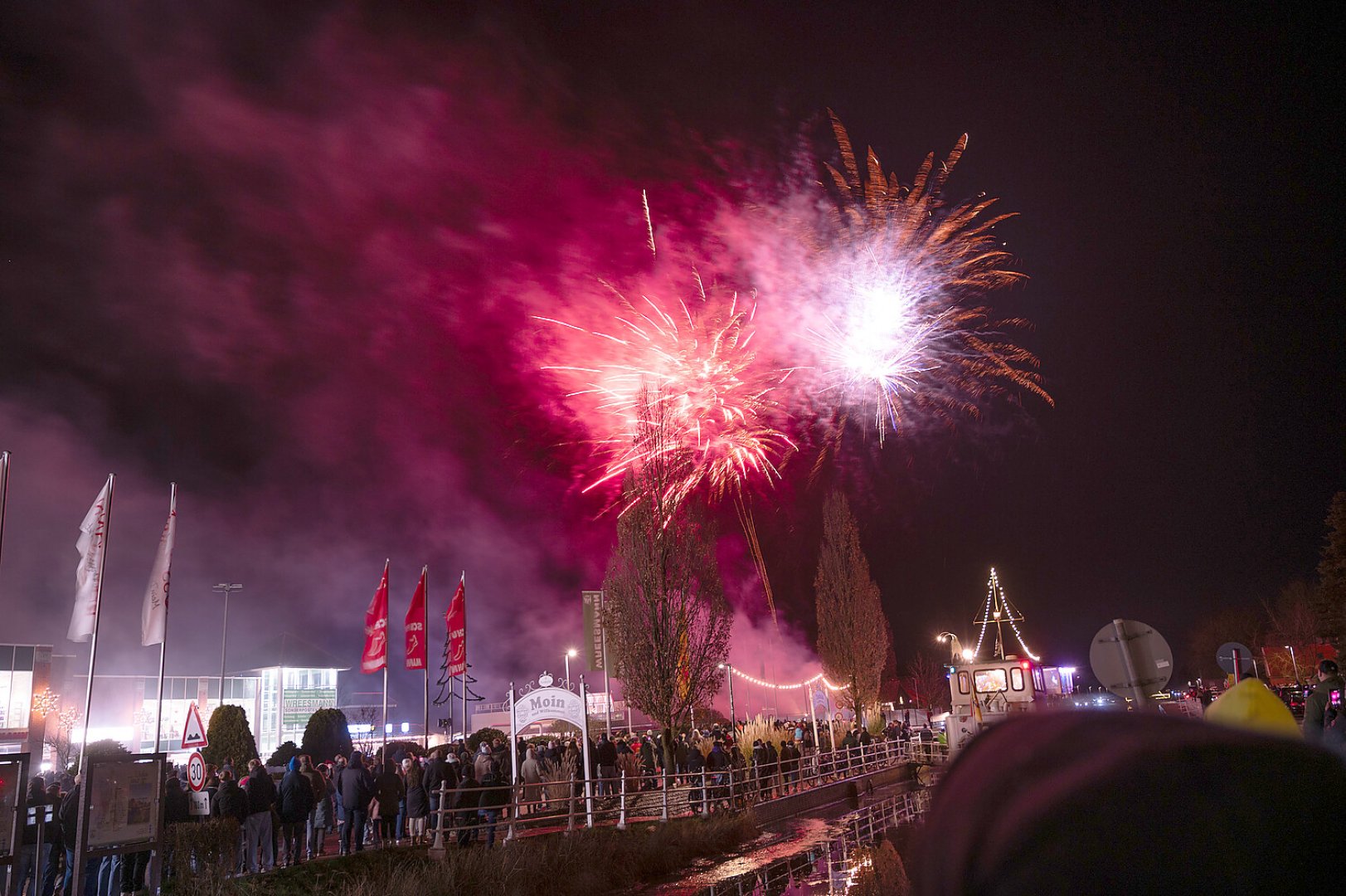 Feuerwerksshow in Ostrhauderfehn - Bild 19